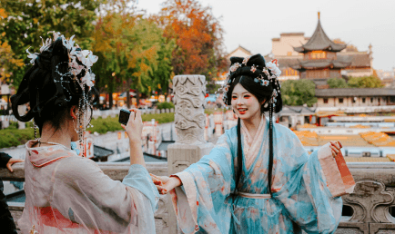 Students experiencing traditional Chinese culture
