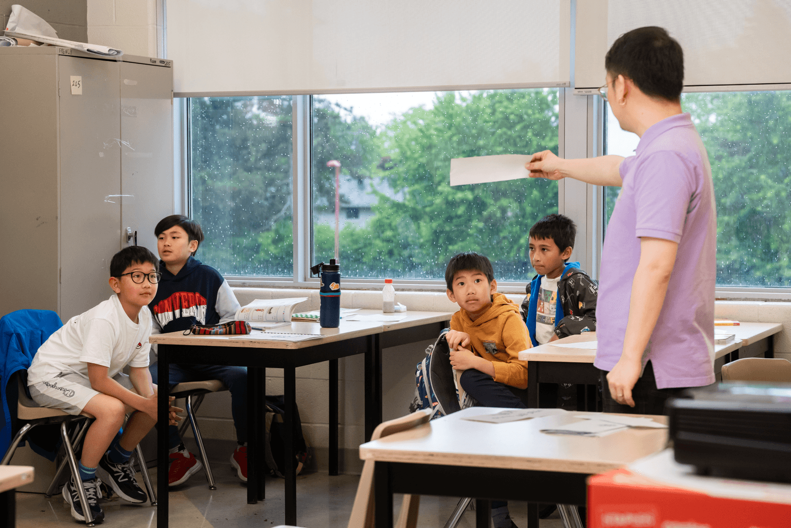 Students learning Mandarin together
